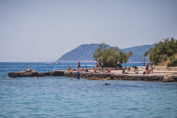 Split:  Prvi dan ljeta na plaži Firule