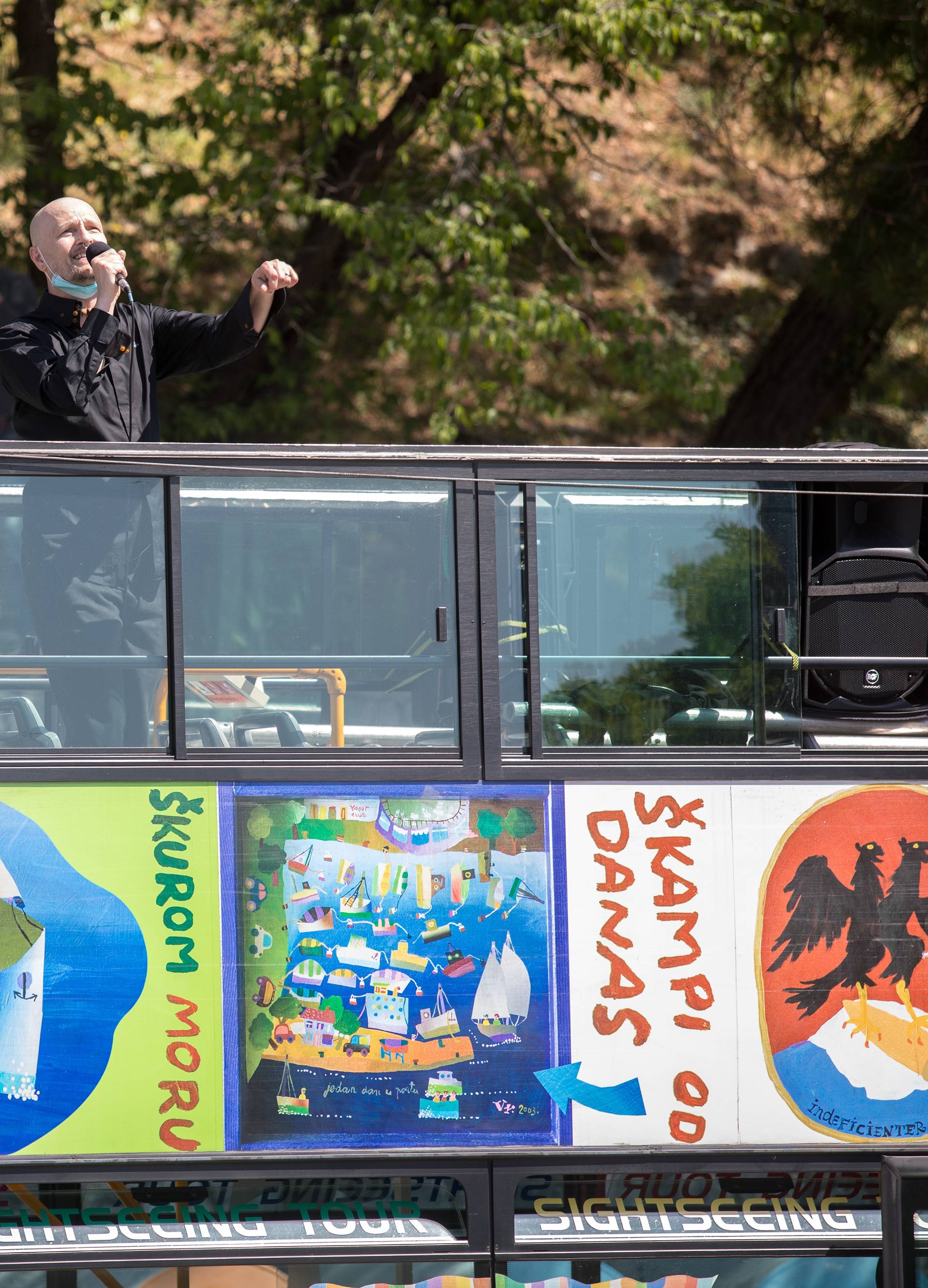 Oduševio građane: Urban je iz autobusa  pjevao Riječanima...