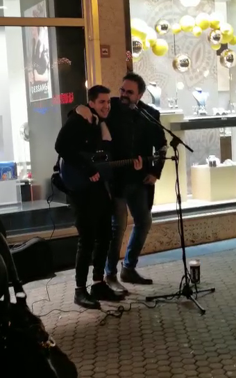 VIDEO Mladić je na ulici pjevao Grašinu pjesmu, a onda mu se i on pridružio: 'Bio je oduševljen'