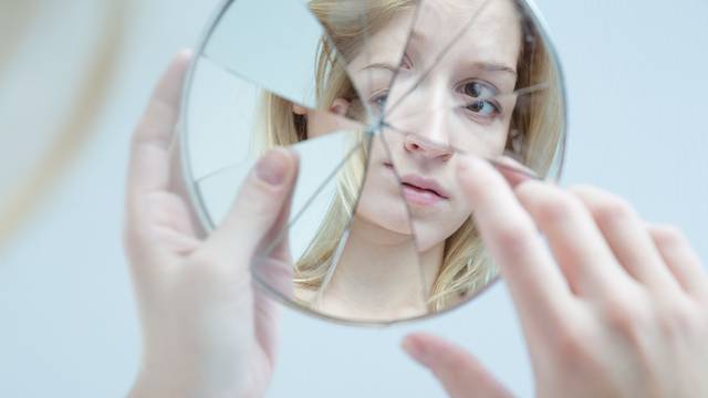 Sindrom iskrivljenog ogledala: Traže mane i preuveličavaju ih