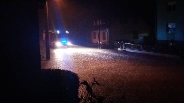 Poplava u Delnicama: 'Već je pola metra vode u podrumima'