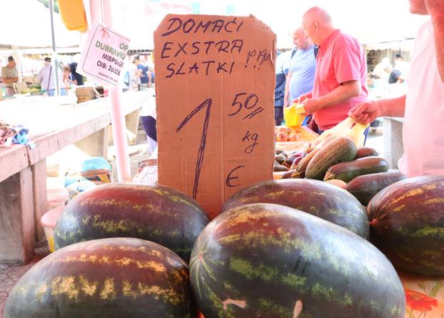 Šibenik: Bogata ponuda vo?a i povr?a na gradskoj tržnici