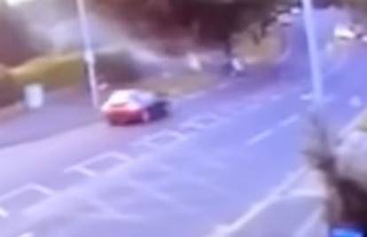 Šokantna snimka: Autom se zabili u stablo, četvero mrtvih!
