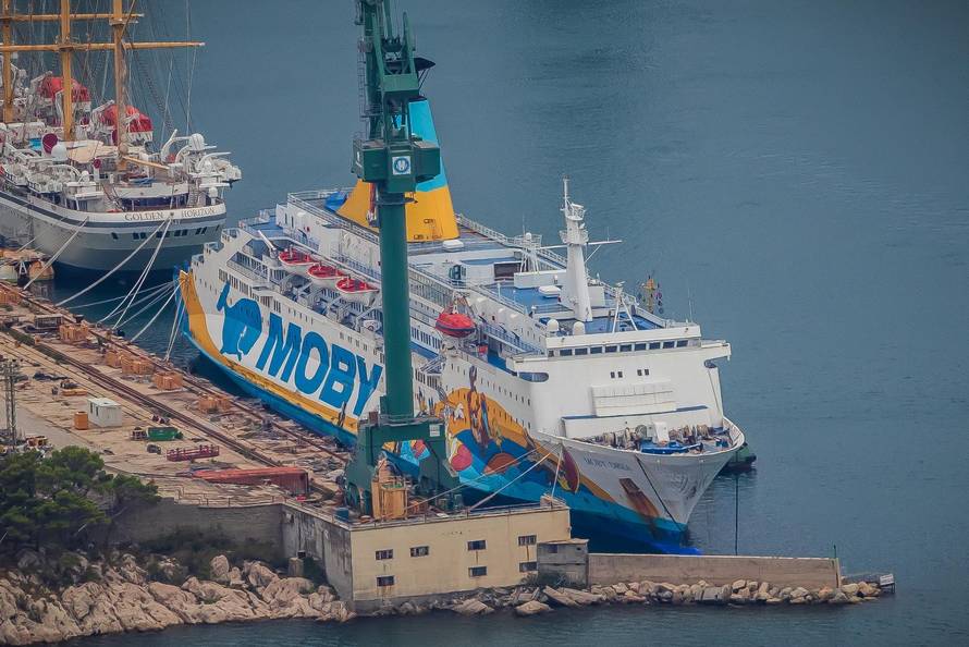 Pogled na brod Moby Drea koji je i dalje privezan u splitskom brodogradilištu