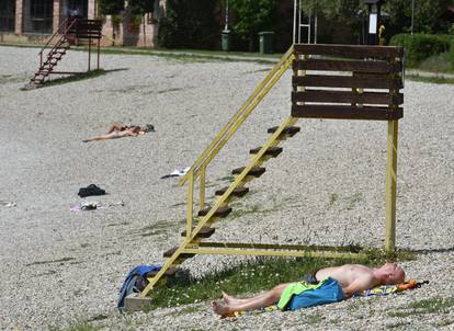 FOTO Zagrepčani se rashladili na Jarunu. Stiže toplinski val