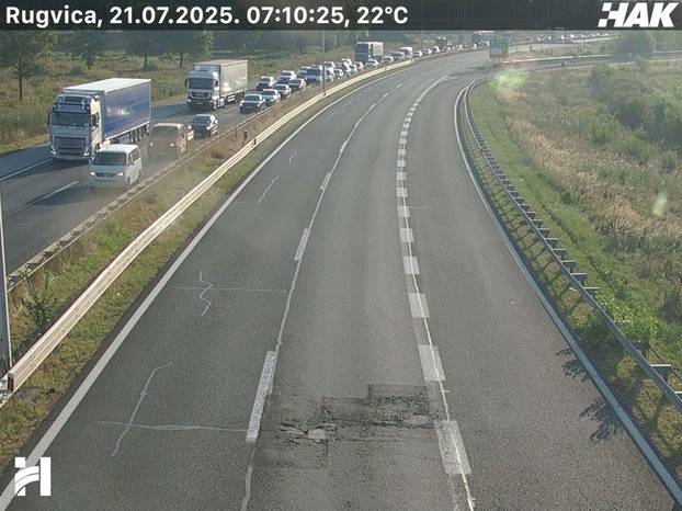 FOTO Ogromne gužve prema moru: Kod Lučkog 8 km, sudari kod Perušića i kod Okučana