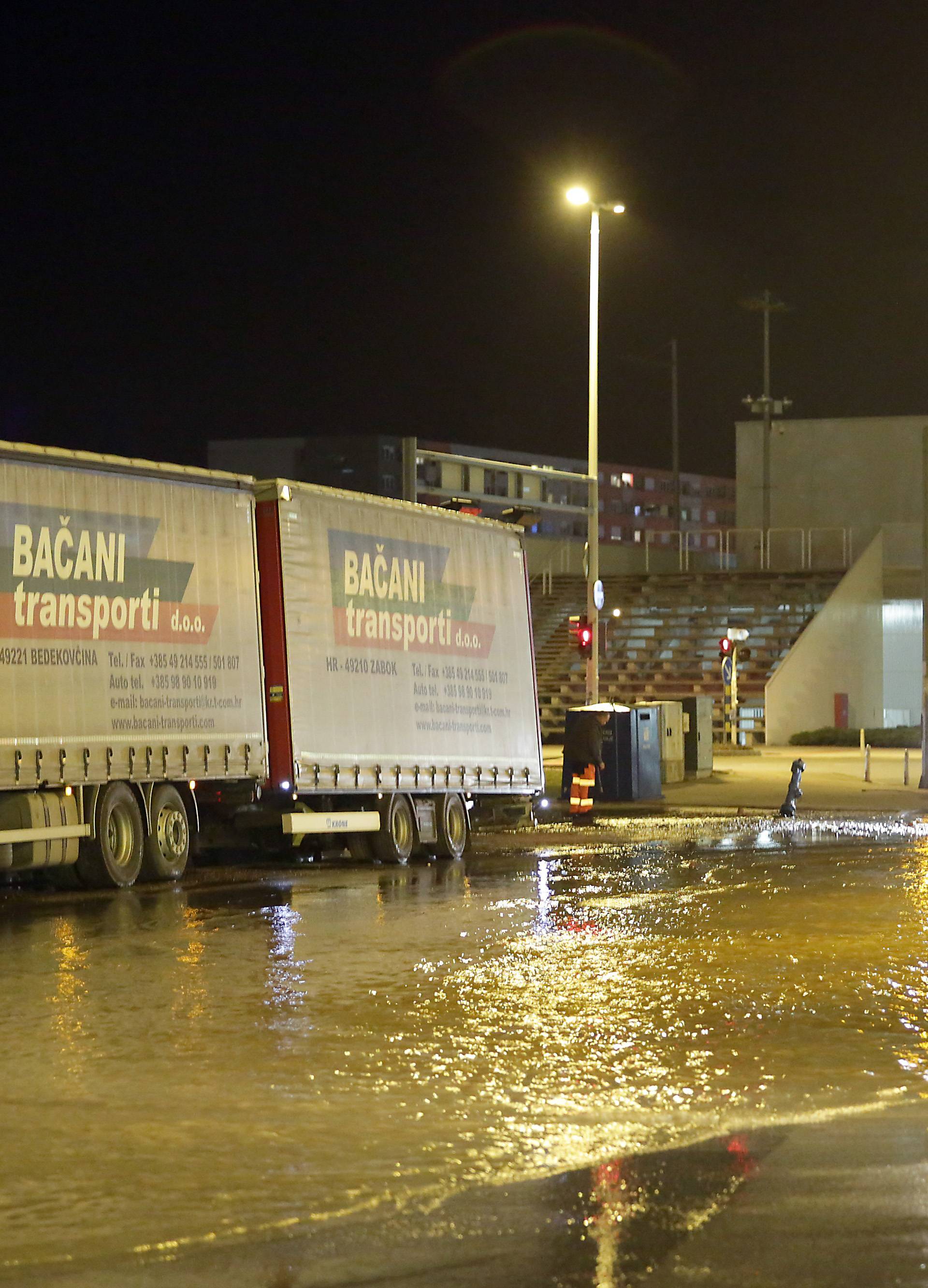 Kamion se zabio u hidrant kod Arene: Borili se s bujicom vode