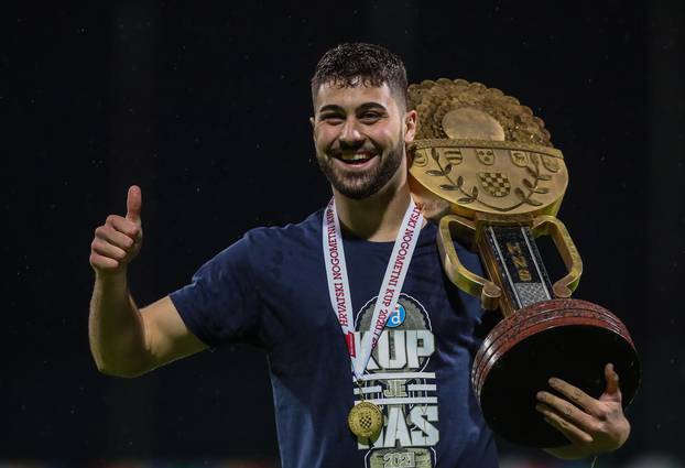 Dinamo 16. put osvojio Kup, nogometašima dodijeljene medalje i pehar