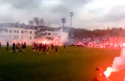 Derbi svih derbija: Schalkeovi navijači 'zapalili' trening kamp