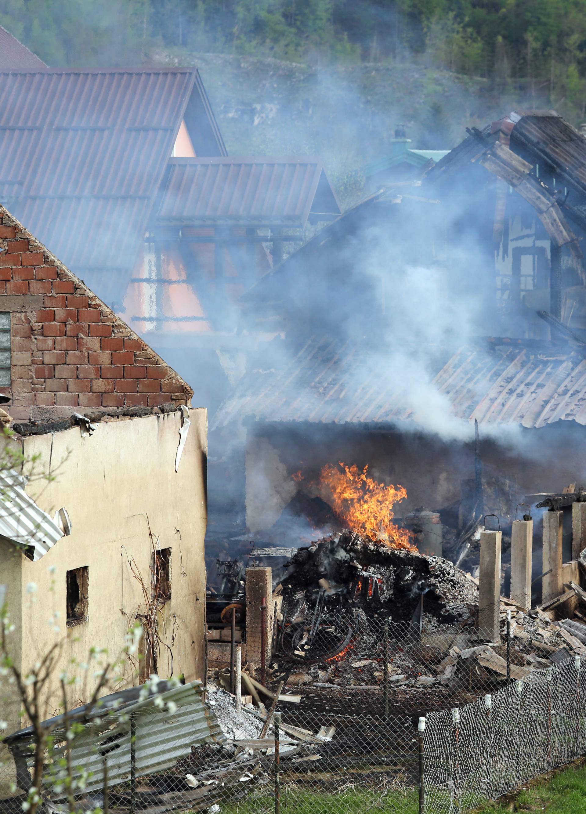 Proširila se iz sjenika: Vatra je progutala tri kuće kraj Čabra