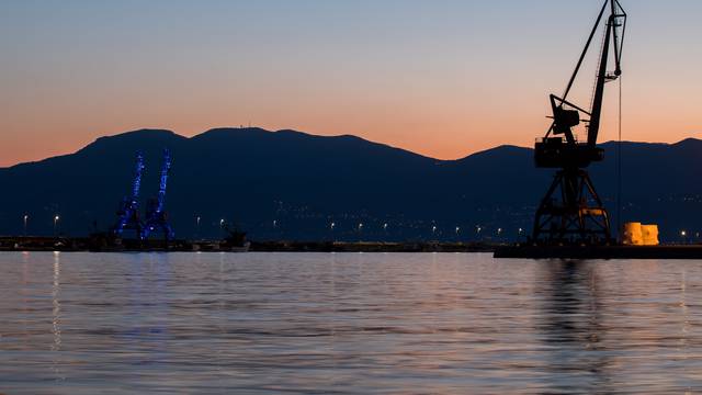Rijeka: Povodom Svjetskog dana svjesnosti o autizmu fontane i dizalice osvjetljene u plavo