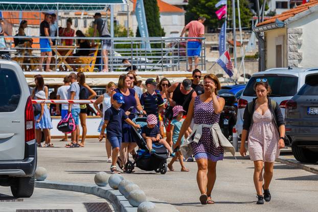 Zlatni rat bio je prepun turista na zadnji vikend u kolovozu