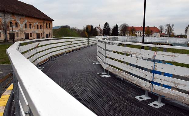 FOTO Slavonski Brod oblači svoje božićno ruho: Priprema grada za blagdansko ozračje
