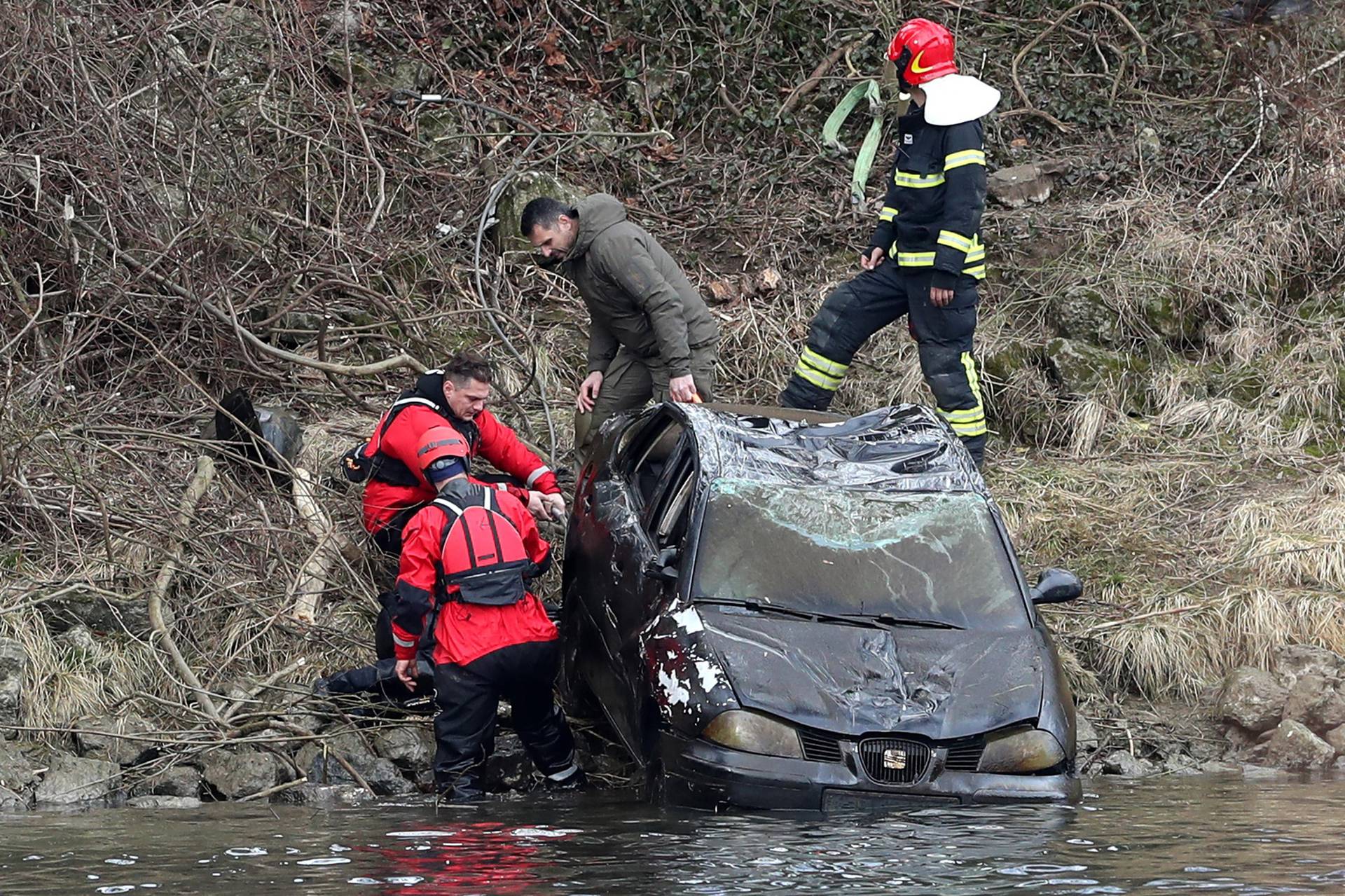 Zagreb: Vatrogasci kod podsusedskog mosta izvukli automobil  iz Save