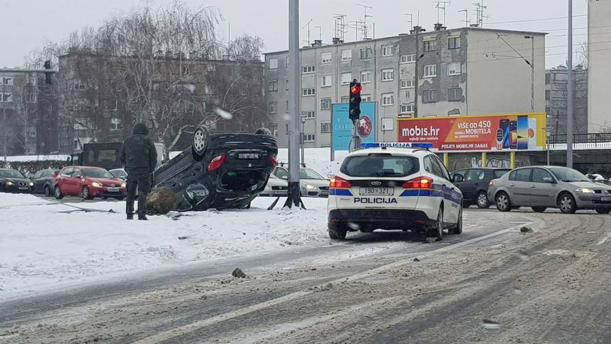 Izgubio kontrolu, sletio s ceste, udario znak i završio na krovu