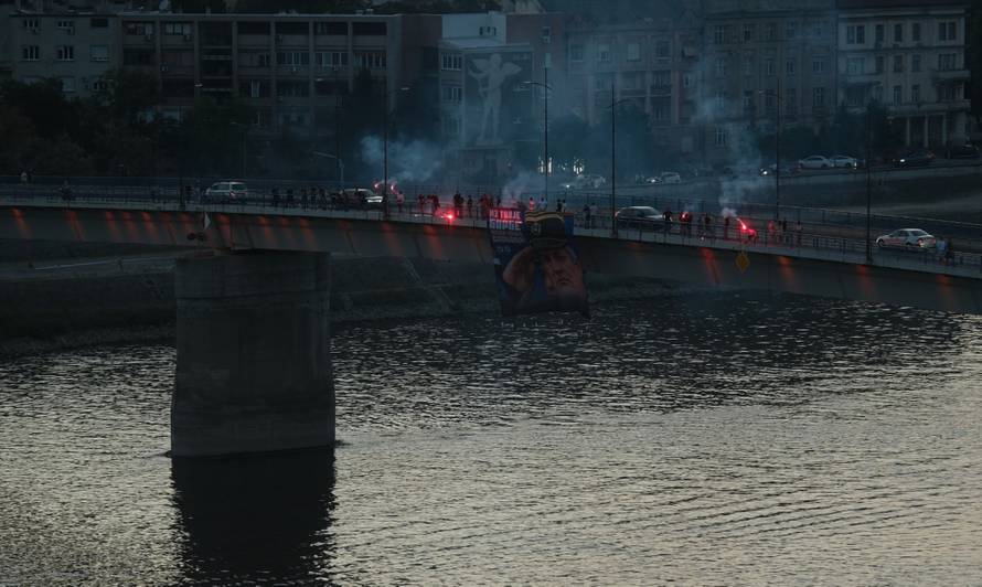 Novi Sad: Grupa građana okupila se na Varadinskom mostu kako bi odala počast  ratnom zločincu  Ratku Mladiću