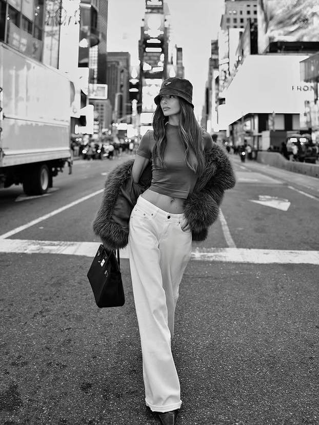 FOTO Fatalna brineta zapalila internet! U izazovnom izdanju otkrila je svoju 'malu tajnu'