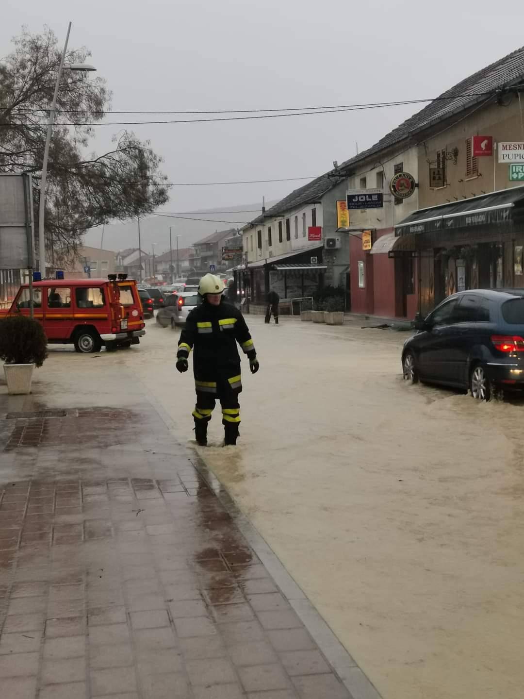 Kiša je padala cijeli dan, a onda je centar odjednom poplavio. 'Trgovine su sve pod vodom'