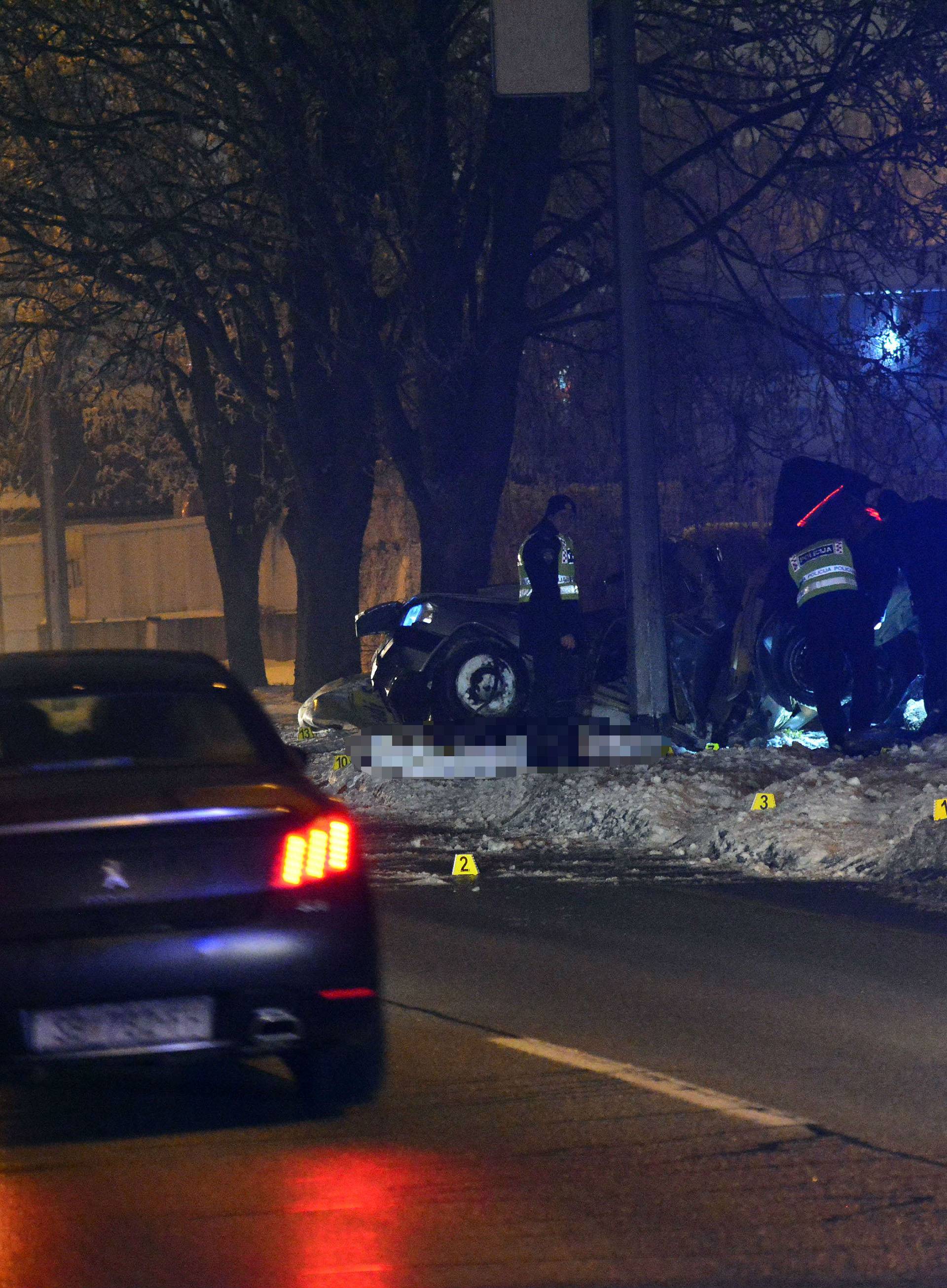 Još jedna smrt na cesti: Auto se od udarca skoro prepolovio