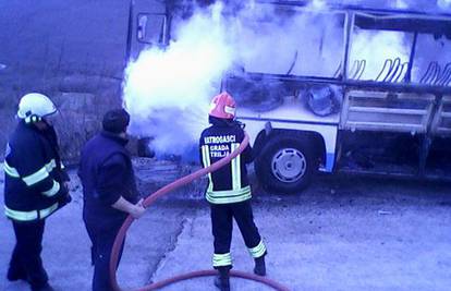 Autobus je vozio ljude na sprovod, planuo i izgorio