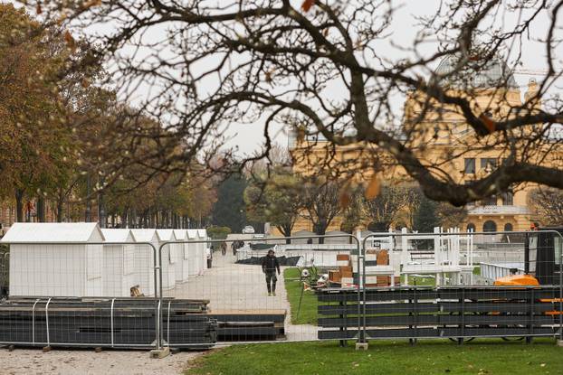 Zagreb: Postavljanje adventskih kućica na Trgu kralja Tomislava