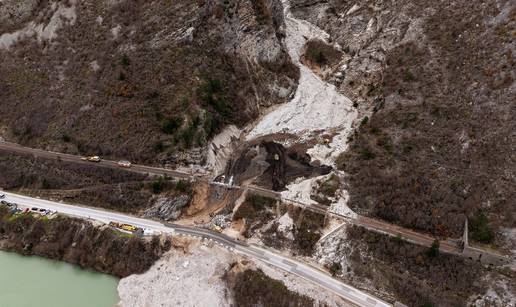 FOTO Nakon katastrofalnih poplava u Donjoj Jablanici kreće sanacija pruge koja visi u zraku