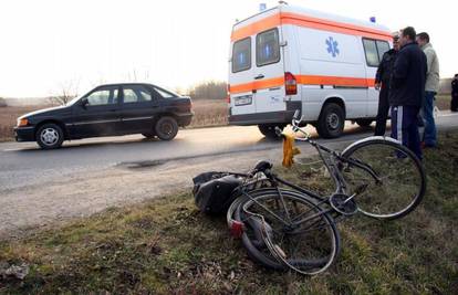 Izgubio ravnotežu i zabio se biciklom u automobil