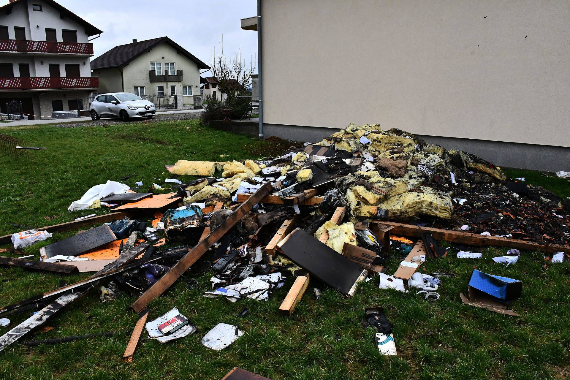 Sibinj: Grom udario u obiteljsku kuću i zapalio krovište