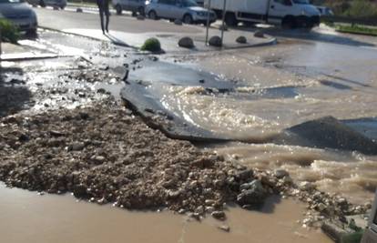 Pukla cijev u Splitu: Ulica pod vodom, preusmjerili su promet