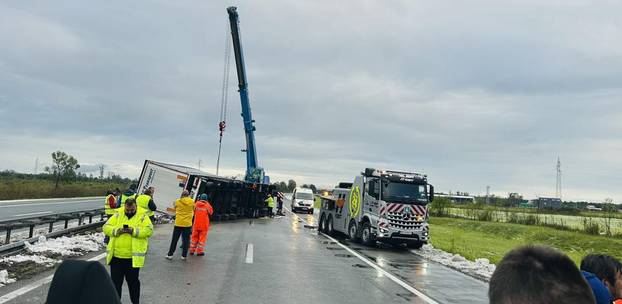 Pogledajte kaos na A3 zbog prevrnutog kamiona: Čekamo satima. Možda dočekamo jutro
