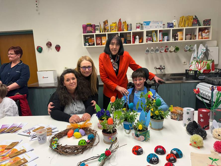 Ministar na sajmu u Zagrebu: Kupit ću si pernicu i čestitku