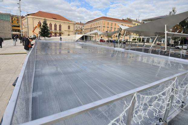 Šibenik: Zapo?eo proces zale?ivanja plohe klizališta