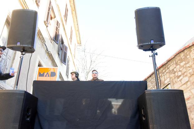 Pula: Na De Villeovom usponu, Puljane u podne u Novu godinu uveli DJ-i.