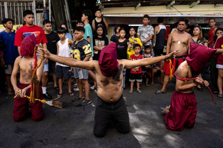 Filipino Catholics perform self-flagellation for Lent