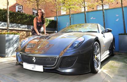 Tamara Ecclestone pozirajući u Ferrariju predstavila show