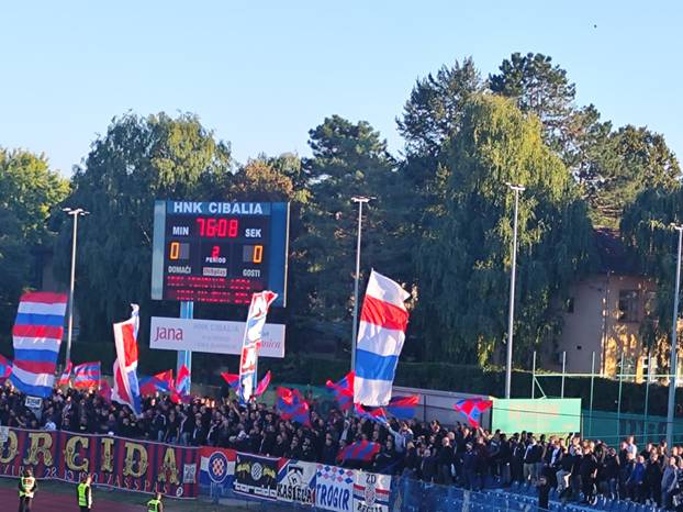 FOTO Splitski navijači preplavili sve tribine, obilježja Hajduka ukrasila stadion u Vinkovcima
