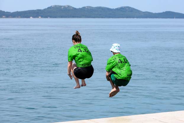 Zadar: Maturanti proslavili kraj školovanja skakanjem u more 