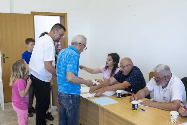 Vukovar: Kandidat za gradonačelnika Marijan Pavliček glasovao je u drugom krugu lokalnih izbora