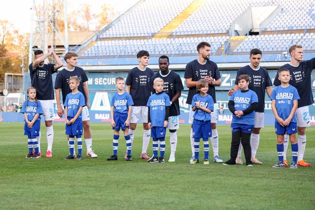 Igrači Dinama i Rijeke s djecom na terenu u sklopu humanitarne akcije "Daruj otkucaj života"