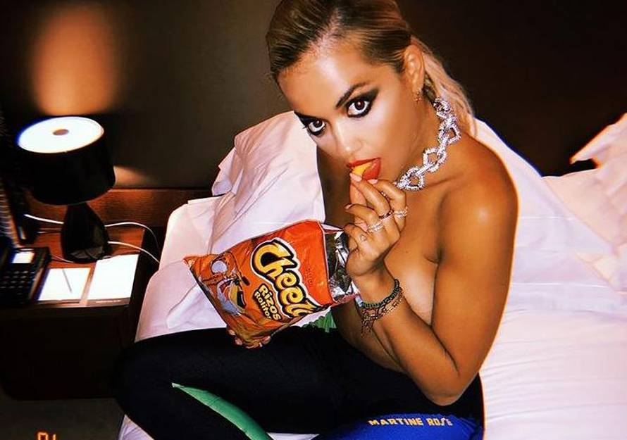 Opustila se: Rita Ora skinula grudnjak i pozirala u toplesu