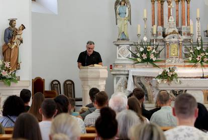 FOTO Održali misu za Olivera, na grob položili vijence i svijeće