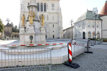 Zatvoren trg ispred katedrale u Zagrebu: Postavljene ograde