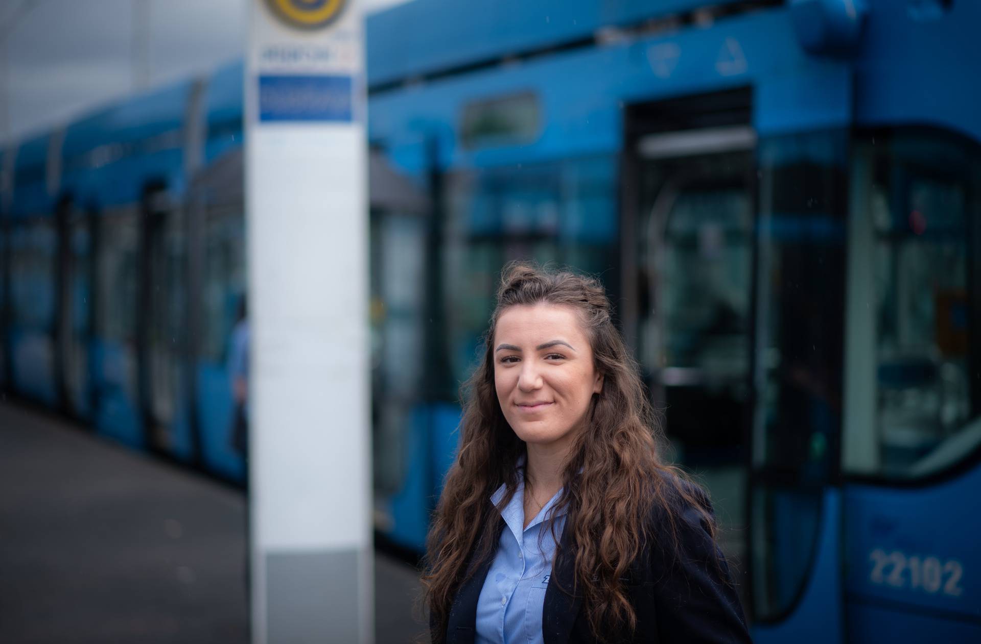 Zagreb: Vozačica tramvaja Matea Bijelić pomogla je slijepom paru preći cestu