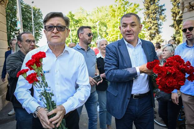 Zagreb: Ivica Lovrić dijelio je karanfile građanima