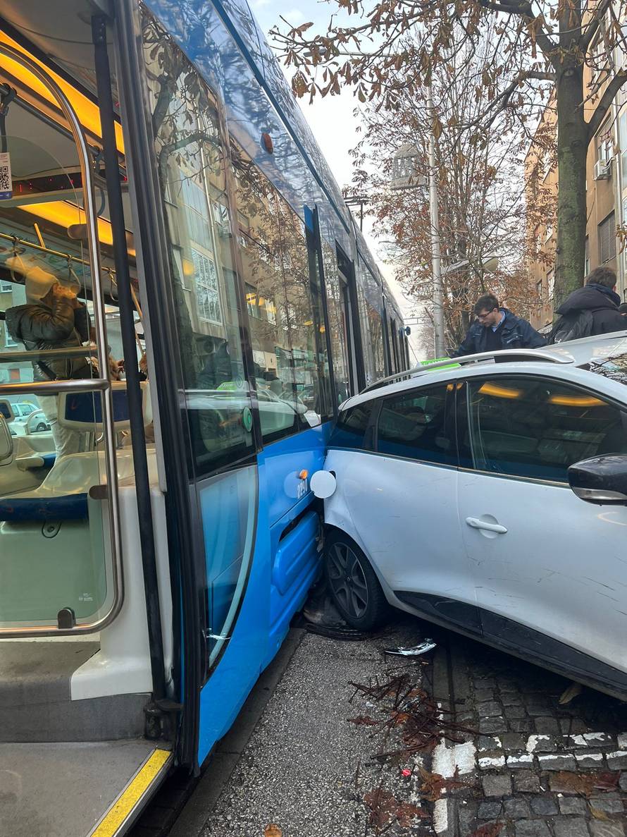 Auto se zabio u tramvaj: Nastao prometni kolaps u Maksimirskoj