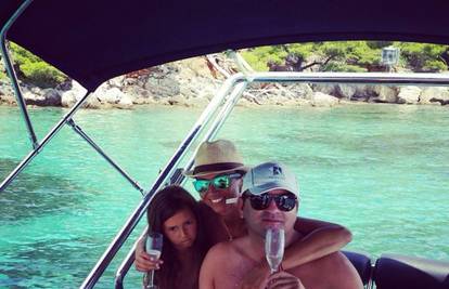 Iva Majoli s dečkom Bobom i kćerkom se odmara na brodu