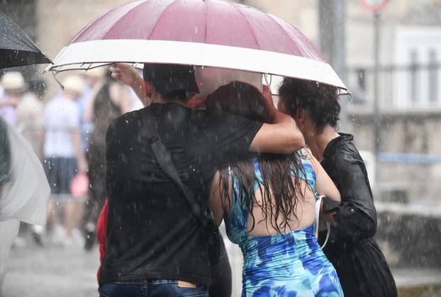 Sinj: Zbog jakog pljuska odgođena 310. Sinjska alka