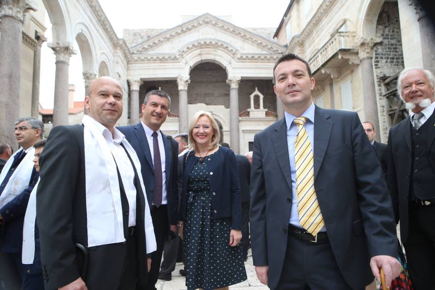 Kerum kao Papa pratio misu s prozora, stigao je i Plenković