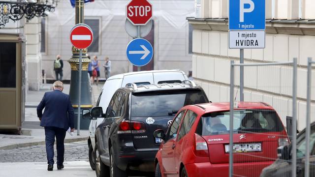 Dok ostali zastupnici plaćaju parking, Đakić parkira 'mukte'