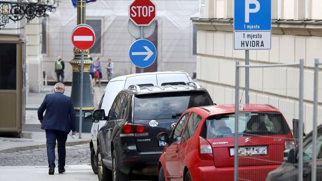 Dok ostali zastupnici plaćaju parking, Đakić parkira 'mukte'